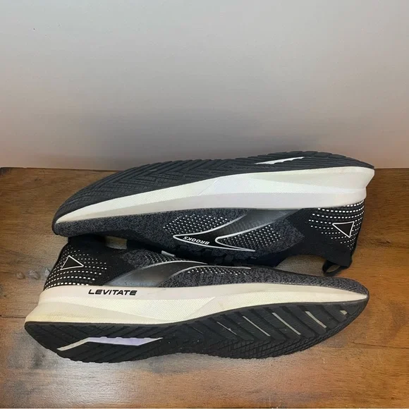 Brooks | Levitate 5 Running Shoes - Black ; Womens 10 - Picture 3 of 8